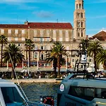 Alojamento de Acomodação e Pequeno-almoço Calma Luxury Split