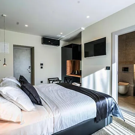 Calma Luxury Bed and Breakfast 4*